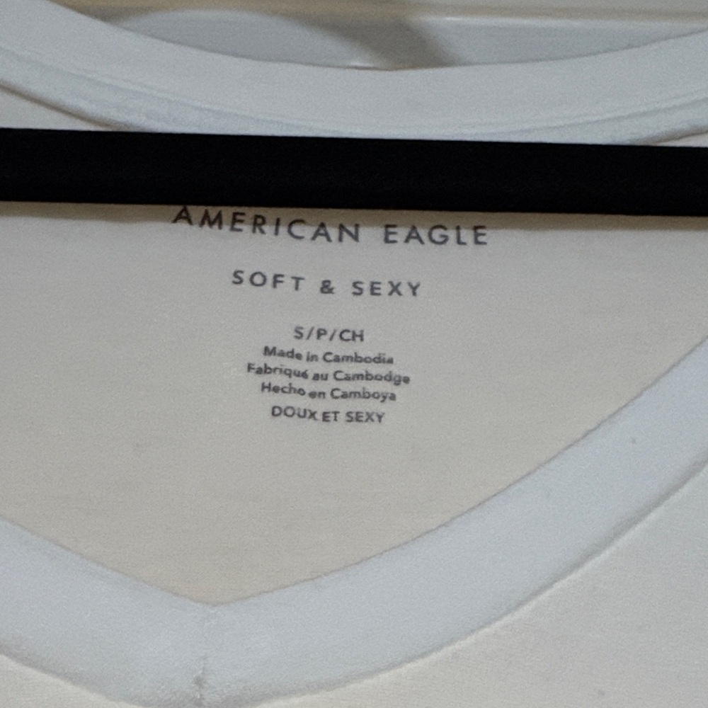 American Eagle Outfitters Cream V-Neck Tee - Picture 2 of 2